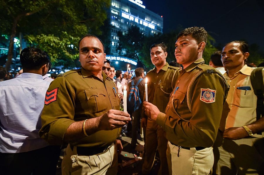 It also prohibited the carrying of eatables into the mosque premises.