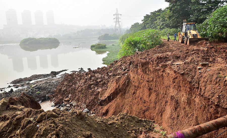 The Hosakerehalli Lake in South Bengaluru breached in the wee hours of Sunday following incessant rains. (DH Photo)