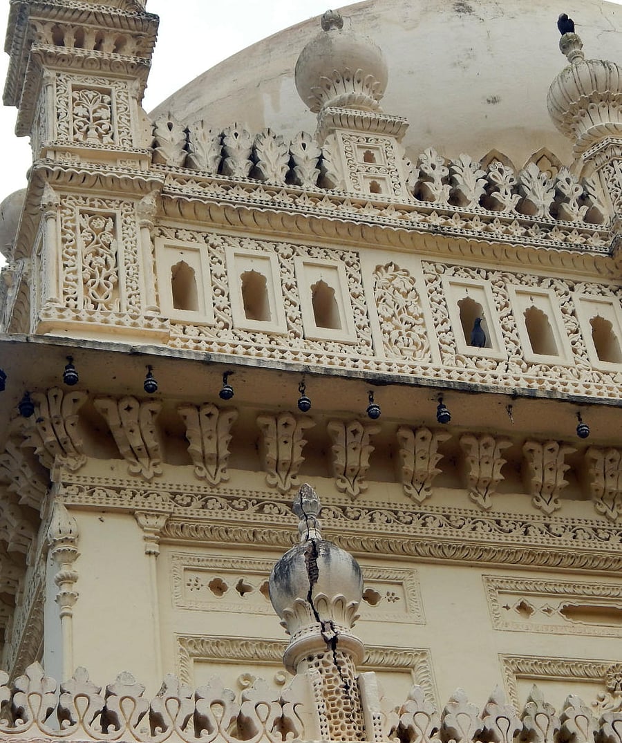 A deep crack seen on Gumbaz, the tomb of Tipu Sultan, in Srirangapatna taluk, Mandya district.