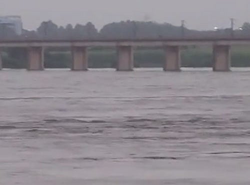 Nearly 700 flood-hit people in East Godavari district have been shifted to relief camps even as water level in Godavari river was receding gradually at Dowleswaram barrage /Screen Shot