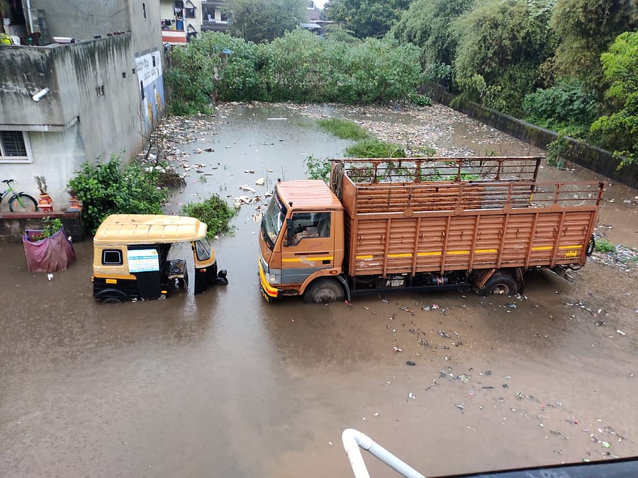 River Krishna was flowing above danger levels and spreading in the agricultural lands and residential areas along the banks in Chikkodi and Raibag. Photo/Twitter (Belagavi infrastricture)