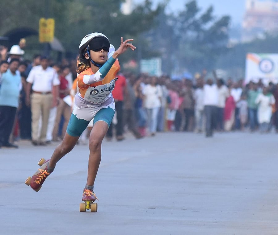 Ojal Nalavadi in action during her Guinness World Record feat of fastest skating blindfolded (female), in Hubballi on Thursday. DH PHOTO