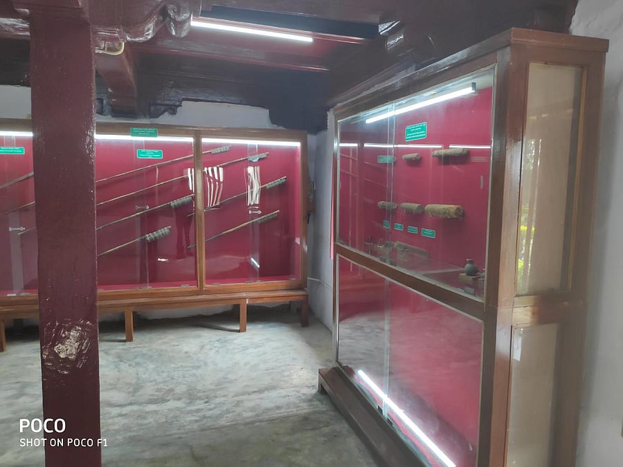 Bamboo models of Mysore rockets (left case) and the unused iron rockets on display at the Shivappa Nayakain Shivamogga. dh photo