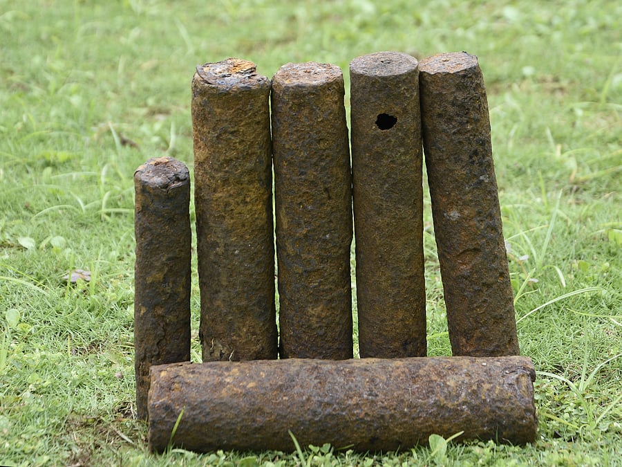 Each missile had an explosive-filled iron tube, with sealed-off disc ends,  and was attached to a bamboo shaft or sword. The tube worked as a combustion chamber and the explosive sent the rocket farther than any war rockets had travelled thus far. 