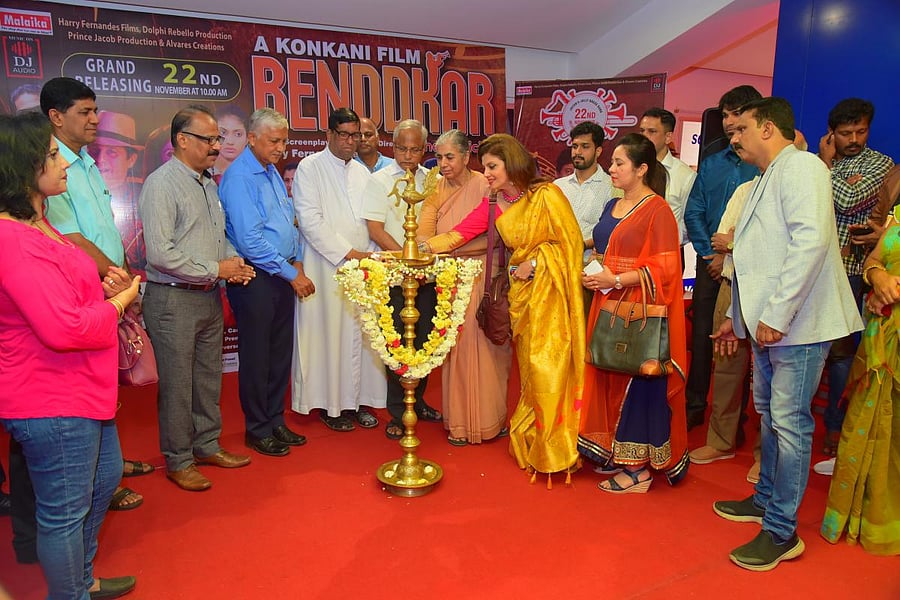 Actor Varsha Usgaonkar lights a lamp to mark the release of the Konkani movie ‘Benddkar’ at Big Cinemas in Mangaluru on Friday.