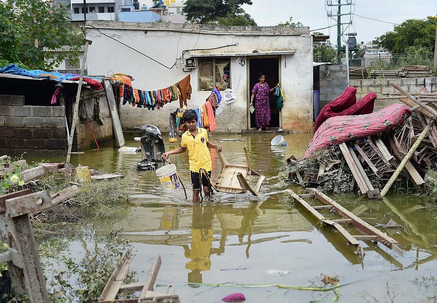 The Hulimavu Lake bund breached around 2.30 pm on Sunday, flooding homes, streets, vehicles and whatnot. Many residents reported losing expensive home appliances, furniture, electronic gadgets, etc. Several commercial establishments also reported losses. Photo/PTI