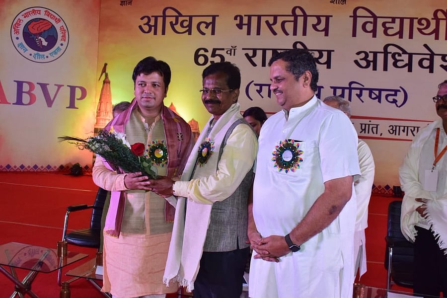 Ashish Chauhan with Sunil Ambekar (Picture credit: @ABVPVoice Twitter handle)