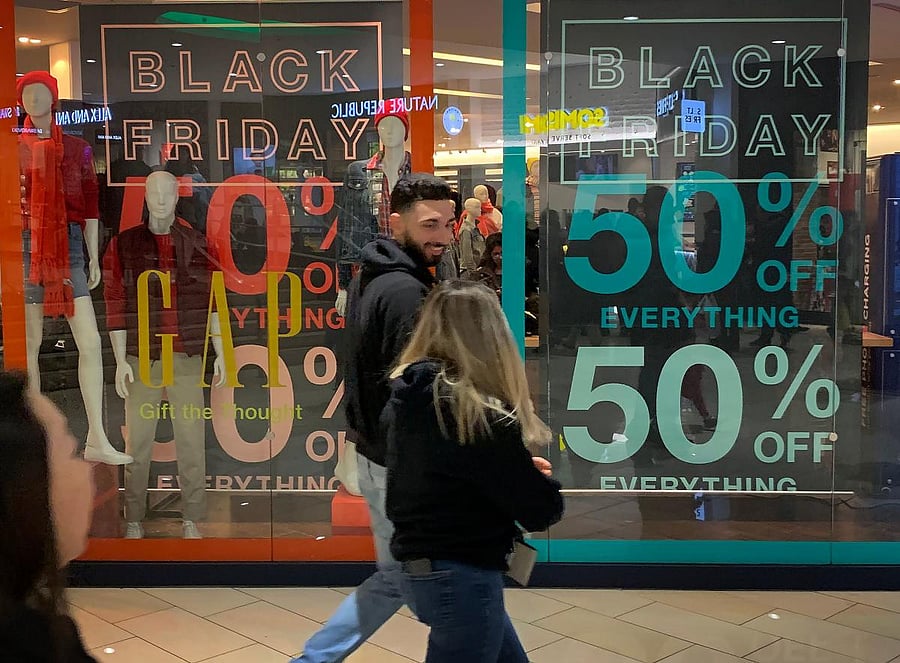 Shoppers look for early bargains as the Black Friday sales begin on Thanksgiving Day in Los Angeles, California. AFP photo