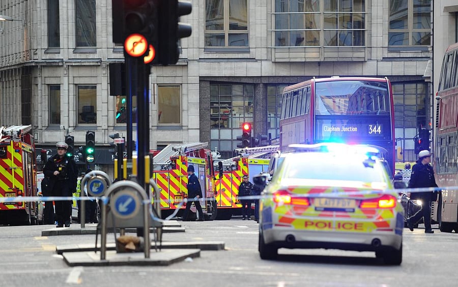 Police and emergency vechiles gather near London Bridge in London, on November 29, 2019 after reports of shots being fired on London Bridge. - A man wearing a suspected hoax explosive device was shot dead by armed officers on London Bridge on Friday after a stabbing spree, in what police said was a terrorist incident. (Photo by DANIEL SORABJI / AFP)