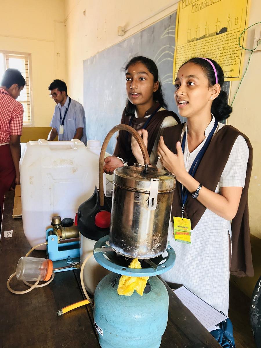 Students explain about their model at the Anveshana – Agri Tinkering Fair.