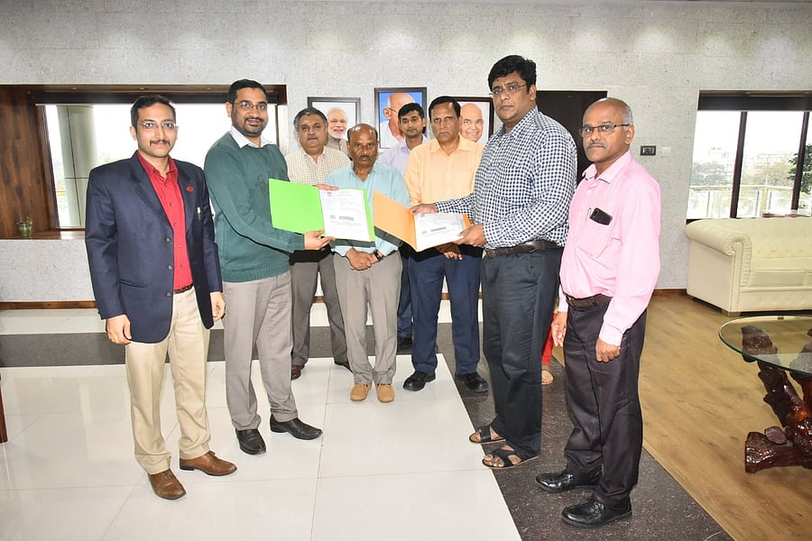 SWR Deputy Chief Commercial manager N Hari Kumar and KSTDC General Manager Nagaraj signed an agreement for operation of Golden Chariot Train in Hubballi on Tuesday. DH Photo