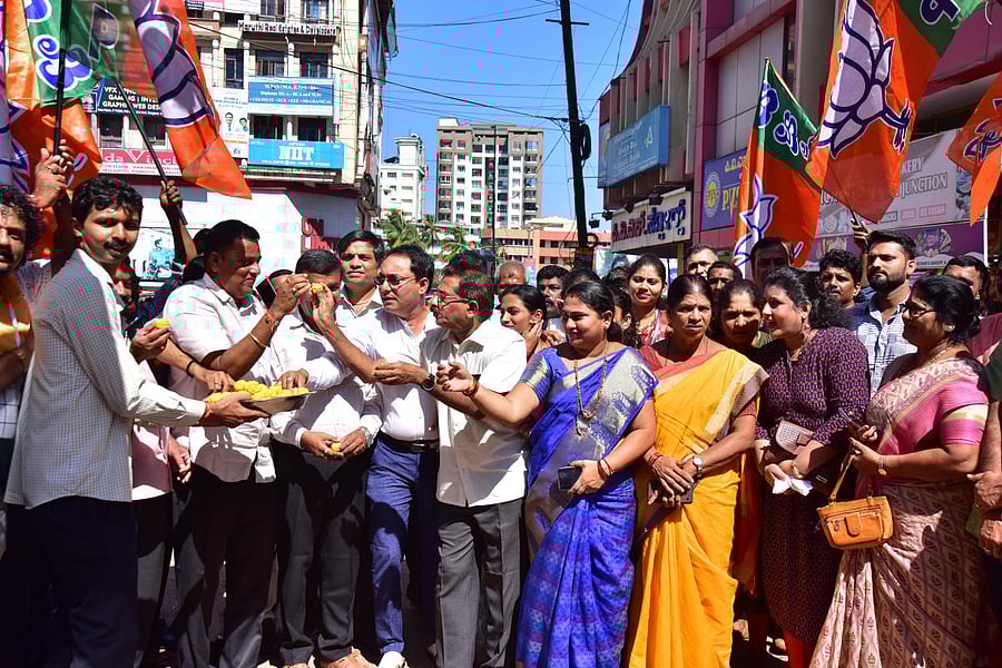 BJP celebrating after winning the Karnataka bypolls (DH Photo)