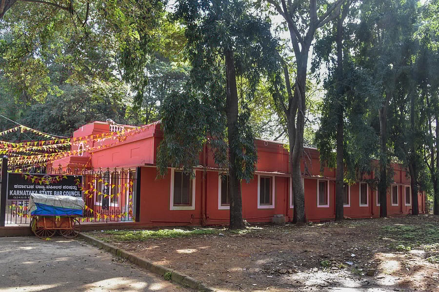 Karnataka State Bar Council Building, Old Election Commission Building which is demolish and construct new building at Sri Chamarajendra Park (Cubbon Park) in Bengaluru. (DH Photos)