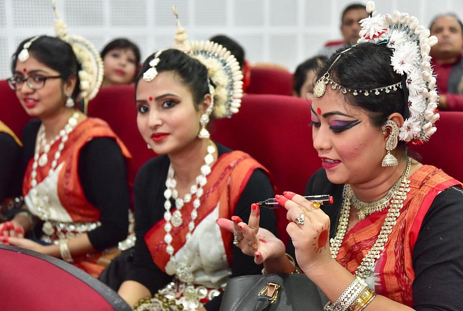 Bengali artists attending the Bongo conference organized by Bengali society Saturday at Gandhi Bhavan. (Prajawani Image)