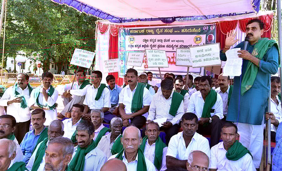 Members of the Karnataka Rajya Raitha Sangha and Hasiru Sene, Dakshina Kannada unit, stage a protest in front of the deputy commissioner’s office in Mangaluru.