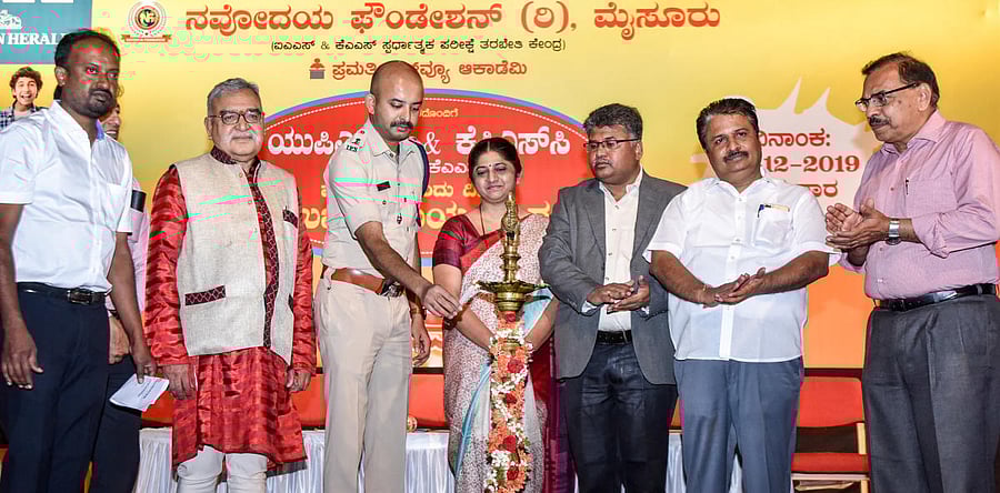 SP C B Ryshyanth inaugurates the workshop, organised by Navodaya Foundation and Pramati Hillview Academy, in association with Deccan Herald and Prajavani in Mysuru on Thursday. S R Ravi, C V Gopinath, Additional DC B R Poornima, UoM Registrar R Shivappa,