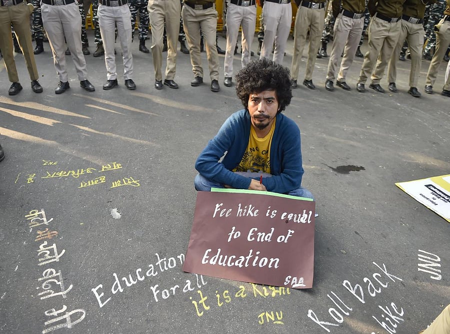 The JNU administration is formulating a strategy of mass intimidation by sending proctorial inquiries to students en masse and even academically suspending them as well as evicting them from hostels and declaring them out of bounds, the JNUSU alleged. Photo/PTI