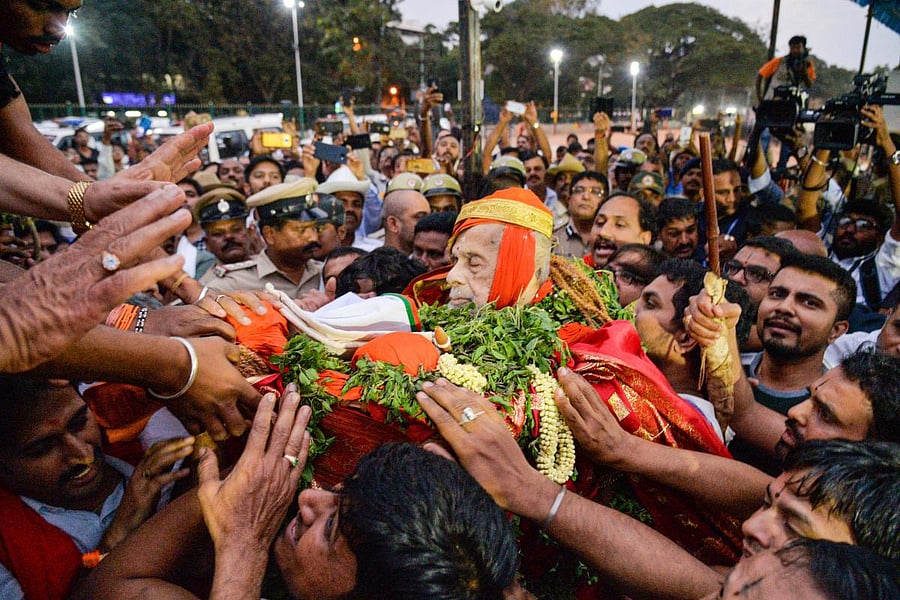 Devotees and followers carry the mortal remains of Pejawar Mutt seer Vishwesha Teertha Swami ji,who passed away on Sunday morning. PTI