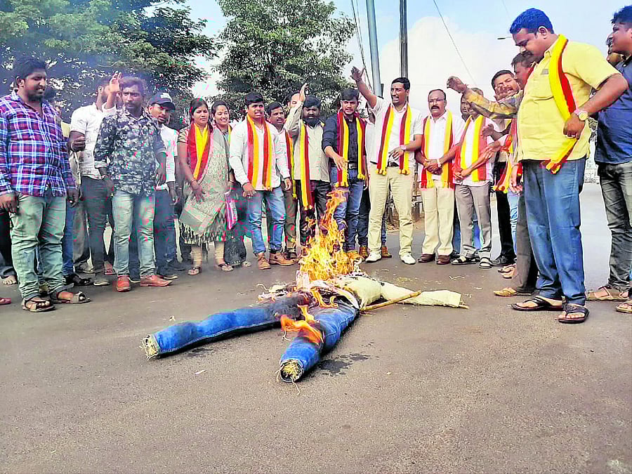 Members of the pro-Kannada organsations burn the effigy of Maharashtra chief minister Uddhav Thackeray in Belagavi on Saturday, demanding action against the Shiv Sena members for burning the Kannada flag at Kolhapur in Maharashtra. DH Photo