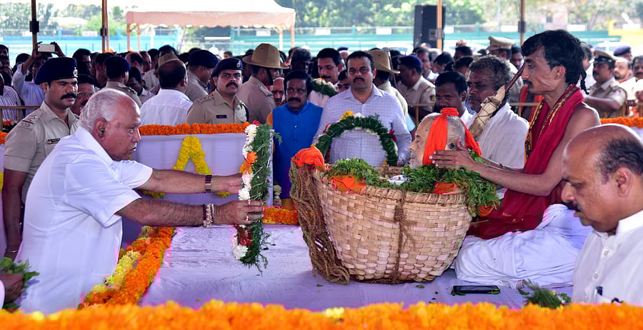 Karnataka Chief Minister B S Yediyurappa, former Chief Minister Siddaramaiah, deputy chief minister Govind Karjol and Karnataka revenue minister R Ashoka also paid their homage. (DH Photo)