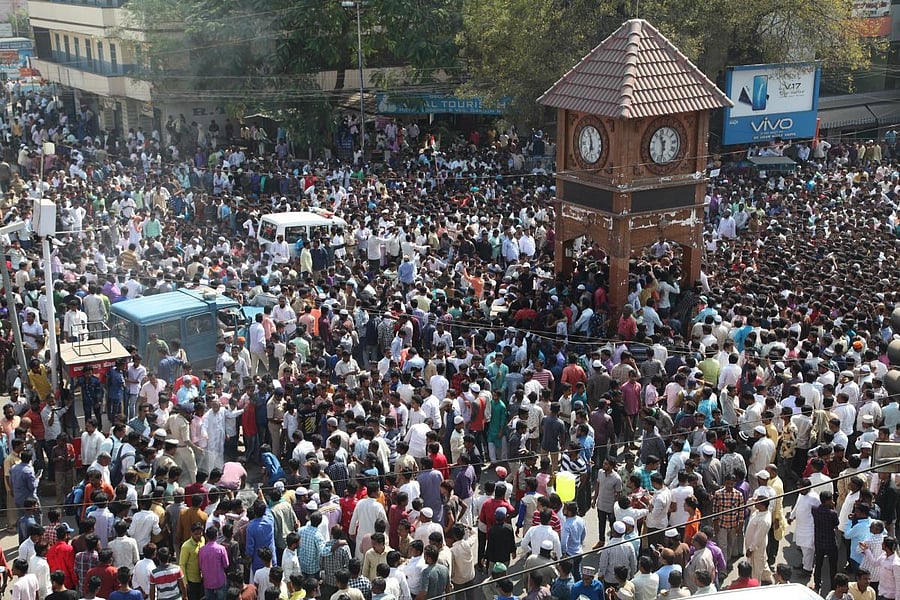 The protesters holding national flag took out a rally from Kaul Bazaar, which passed through the major streets, and culminated at Gadagi Channappa Circle. They raised slogans against the BJP and burnt the effigy of Somashekar Reddy.