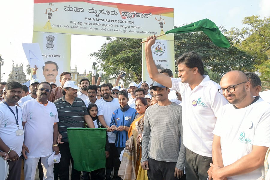 Indian former cricketer Javagal Srinath flags off ‘Ploggathon’ in front of Kote Anjaneya Swami temple, in Mysuru, on Sunday. MLA L Nagendra, Mayor Pushpalatha Jagannath, MCC Additional Deputy Commissioner M N Shashikumar and Commissioner Gurudatta Hegde are seen.
