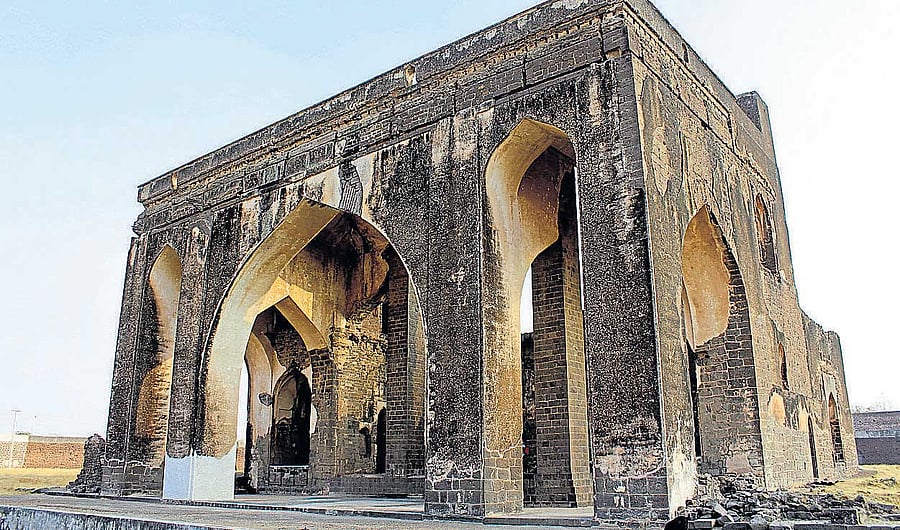 cloaked in silence The front facade of Sangeet Mahal in Nauraspur near Vijayapura. PHOTO BY AUTHOR