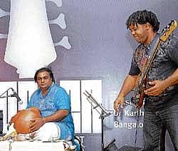 in sync Victor Wooten with Karthik on the ghatam and Bangalore Amrit on the kanjira. dh photos by janardhan B K