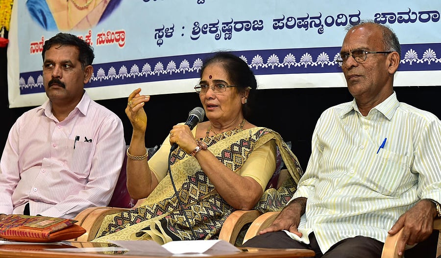 Singer Dr. Krishnan was present at the 'Sahavaroka Dialogue' program organized by the Kannada Sahitya Parishad on Saturday, with Singer BK Sumitra. (From left) Honorary Secretary to the Council Dr. Rajasekhar Hatagundi and Hon. Mallikarjunappa were there