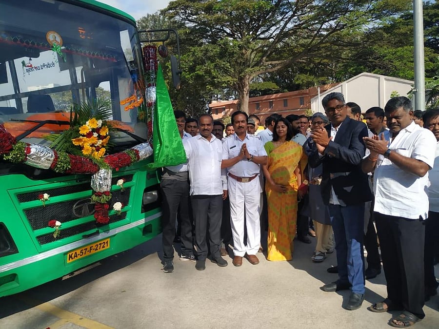 Some BMTC buses come to Gate 3 in front of the KSR City Railway station. The service helps passengers who would otherwise have to carry their luggage through a pedestrian subway.