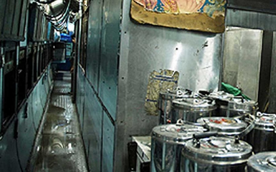  As per the data provided by the Railway Ministry in Parliament, the number of railway passengers ordering food through online service started by the IRCTC portal is falling.