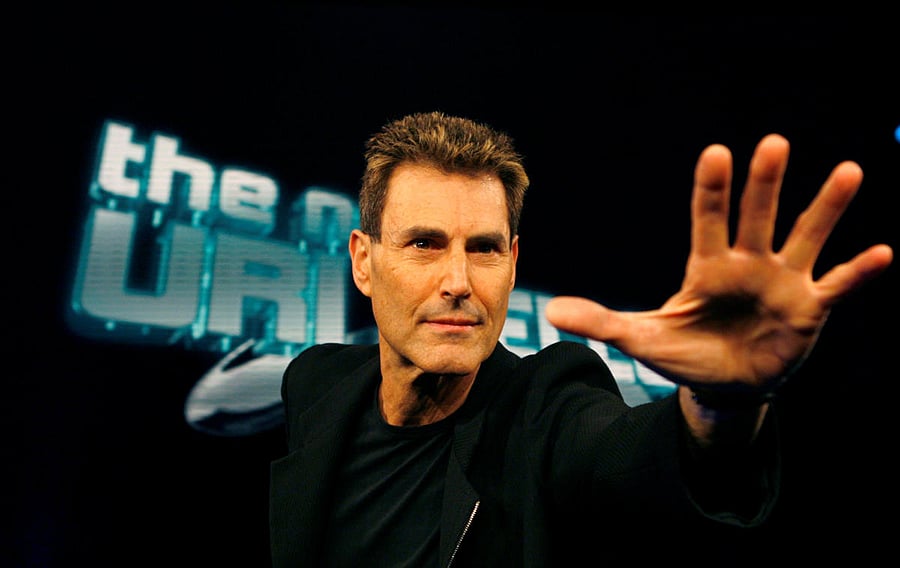 Israeli psychic Uri Geller poses for photographers in Cologne. (REUTERS photo)
