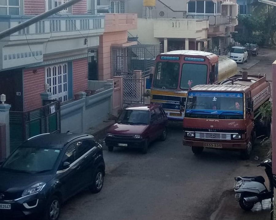 Water being supplied through tankers at Vijayanagar II stage, in Mysuru, on Wednesday. (DHNS Photo]