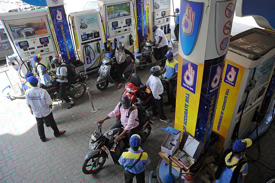 A Bengaluru fuel station. While US is one of the biggestsellers of oil, India is closer to Iran. As a result, theconflict between the two countries will affect Indiansas well. DH Photo by Pushkar V
