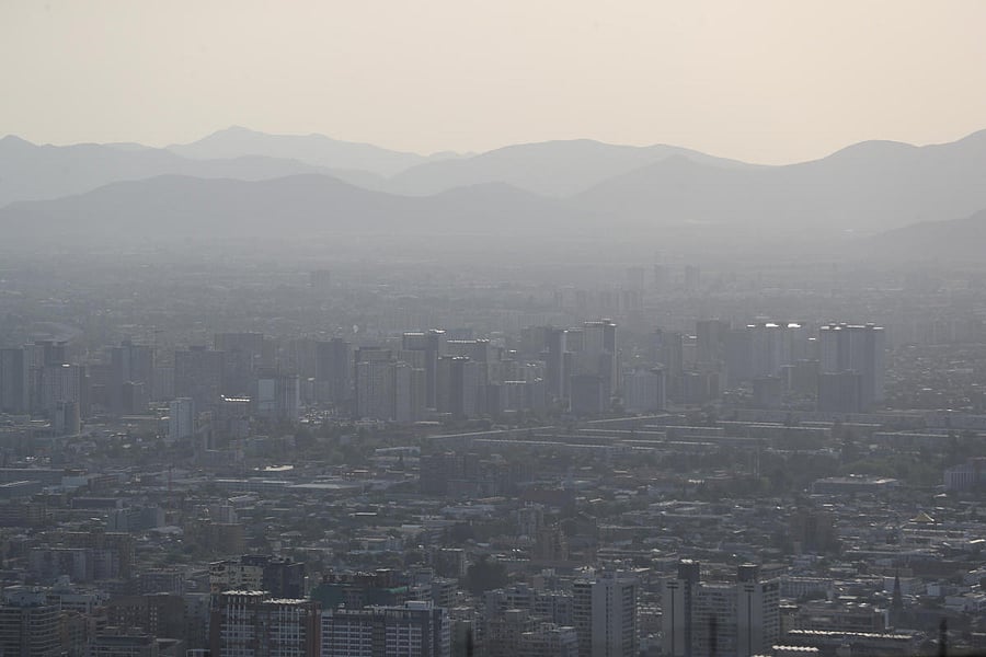 A view at a lookout point shows grey skies, due to smoke from Australia's bushfires, at San Cristobal hill in Santiago, Chile. (REUTERS photo)