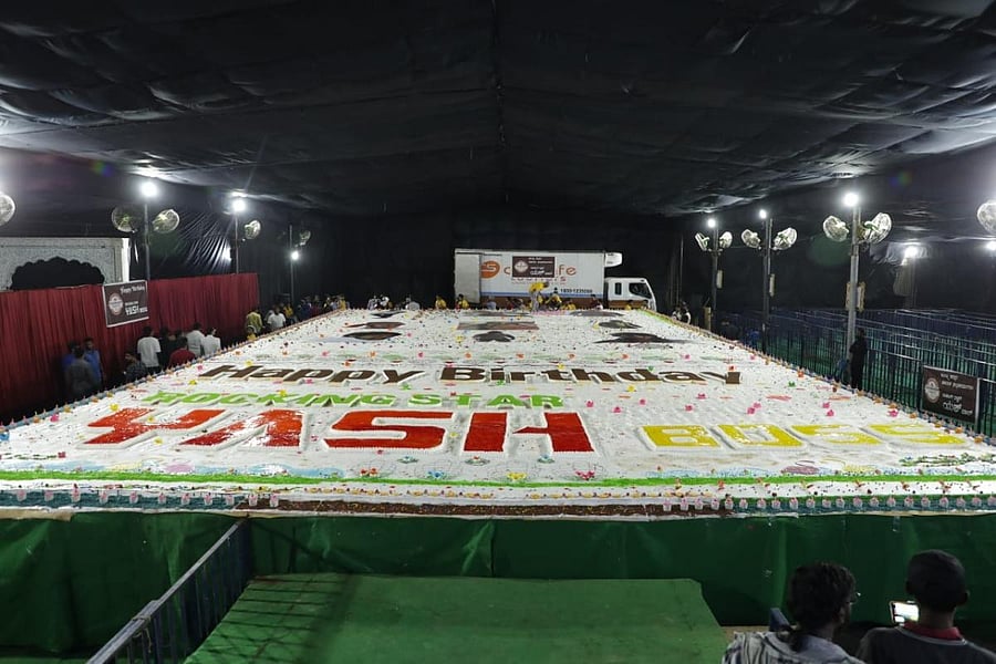Fans gathered for Yash’s 34th birthday celebration with a 5000 kg plum cake.