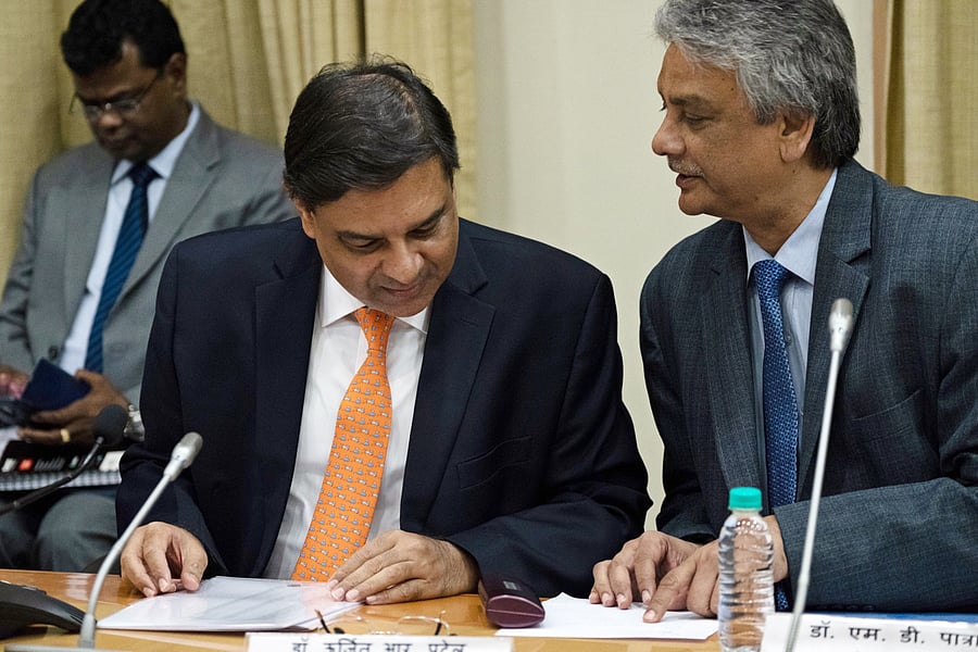 Patra, right, speaks to former RBI Governor Urjit Patel during a news conference in Mumbai on Dec. 5, 2018. (Photo: Karen Dias/Bloomberg)