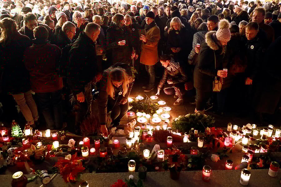People attend a ceremony at the memorial "Der Riss", commemorating the victims of the 2016 terrorist attack on the Christmas market at Breitscheidplatz square in Berlin, Germany. (Reuters Photo)