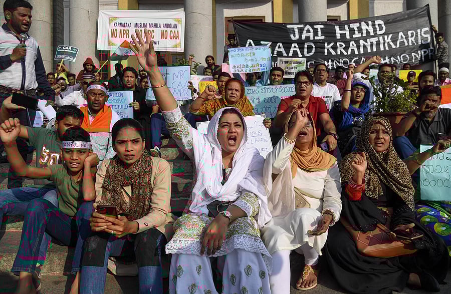 People protesting against CAA and NRC in front of Town Hall, Bengaluru.  DH PHOTO BY BH SHIVAKUMAR