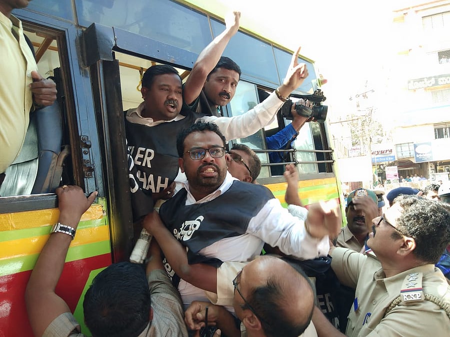 Protestors being detained in Hubballi. (DH Photo)