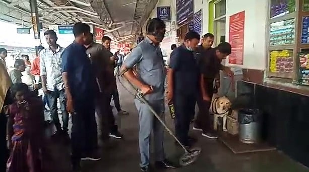 Bomb disposal squad checking Kalaburagi railway station on Tuesday. (DH Photo)