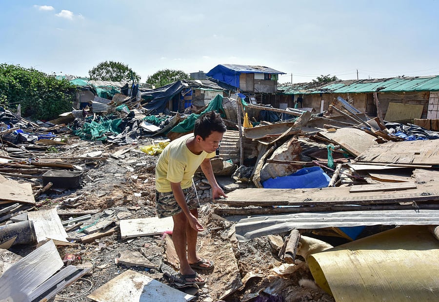 A migrant worker salvaging his belongings from his shed in Kariyammana Agrahara. DH PHOTO/Irshad Mahammad