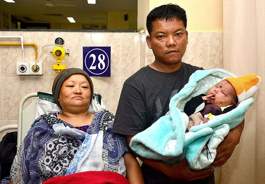 Saraswathi Mangoor and Yogesh Mangoor with their 5.9-kg newborn baby at Vani Vilas Hospital on Tuesday.