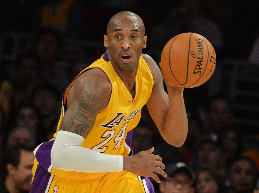 Kobe Bryant of the Los Angeles Lakers drives against the Memphis Grizzlies during their NBA game 33 at the Staples Center in Los Angeles, California. (AFP)