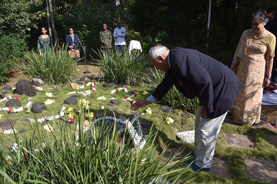 Air Marshal (Retired) K C Cariappa pays floral tributes at the final resting place of Field Marshal K M Cariappa at Roshanara in Madikeri on Tuesday.