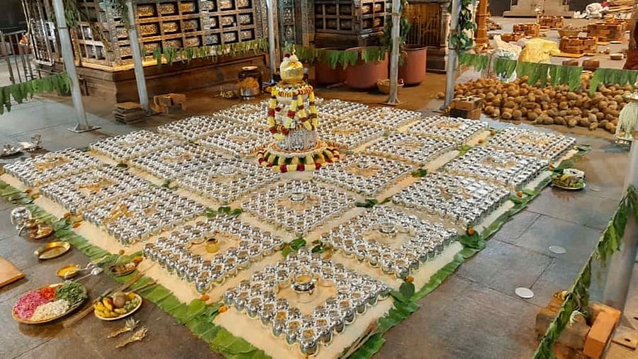 Kalashas arranged for the ablution of the presiding deity as part of Brahmakalashotsava at Sri Durgaparameshwari Temple in Kateel. In the middle is the ‘Pradhana Kalasha’.