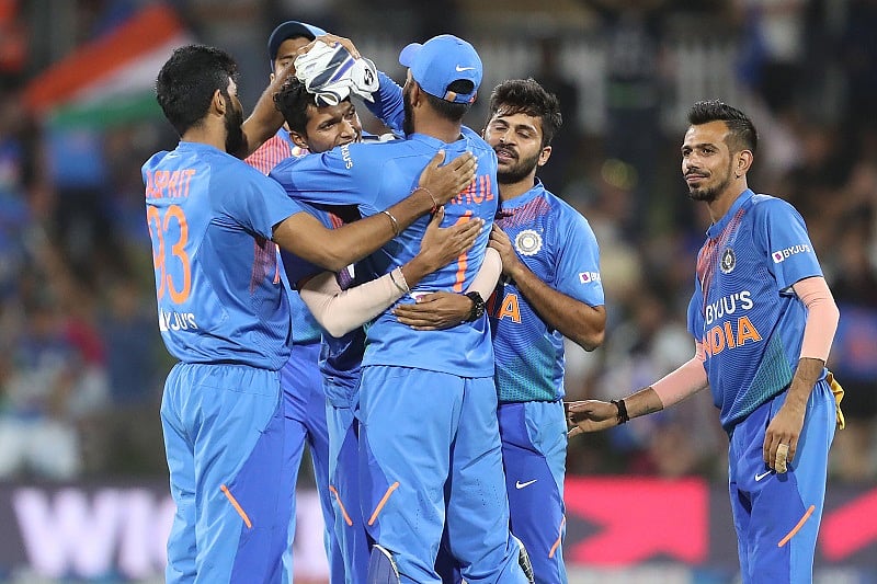 India’s Navdeep Saini (C) celebrates the wicket of New Zealand’s Ross Taylor during the fifth Twenty20 cricket match between New Zealand and India at the Bay Oval in Mount Maunganu. (AFP Photo)
