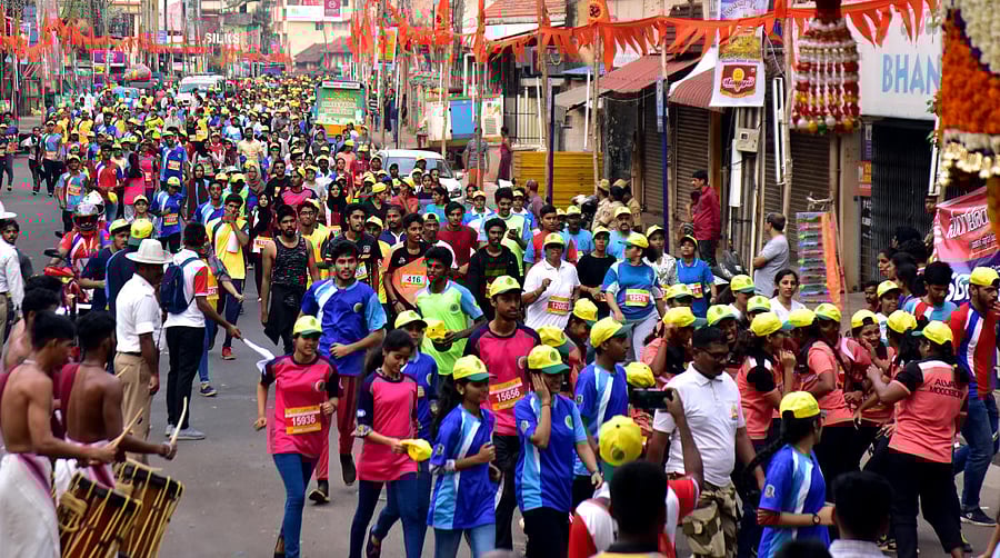 People participate in the ‘Sahyadri 10K Run Mangaluru’ on Sunday.