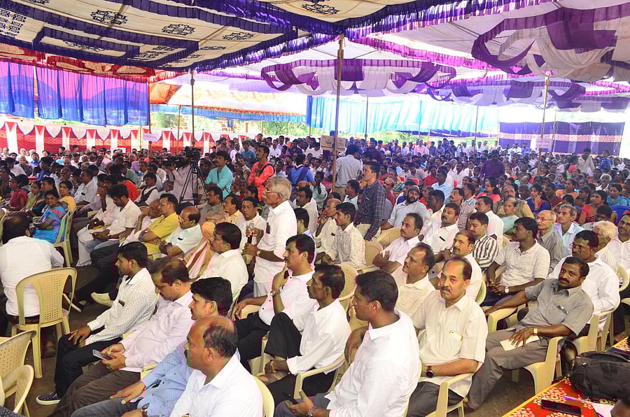 People take part in Janasamparka Sabhe in Kalasa on Monday.
