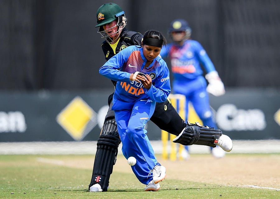 Australian batswoman Beth Mooney (L) collides with India's Rajeshwari Gayakwad (R) in the final of their women's Twenty20 International tri-series cricket match in Melbourne on February 12, 2020. (AFP Photo)